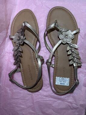 Andiamo Women’s Gold Floral Leaf T-Strap Sandals